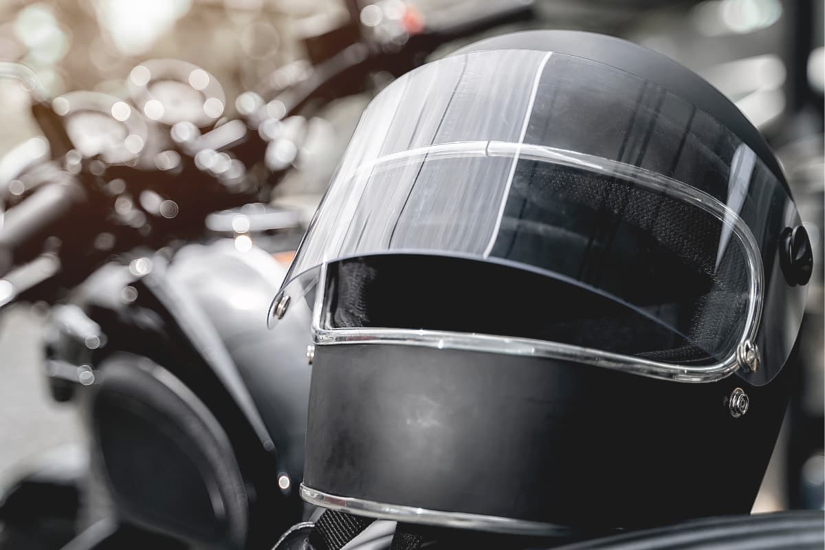 Full-face helmet with visor open does not make your motorcycle helmet quieter