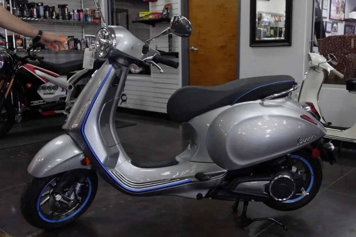 2021 Vespa Eletrrica in silver at a dealership